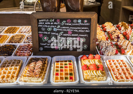 Traditionelle belgische Waffeln es der Bäckerei mit Preise, Brüssel Stockfoto