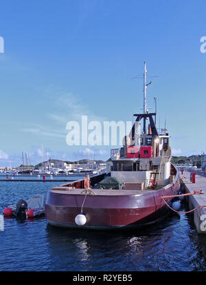 konvertierte Schlepper im Hafen von villasimius Stockfoto