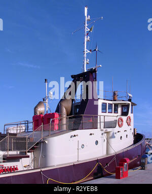 Konvertiert schleppern in den Hafen von Villasimius Stockfoto