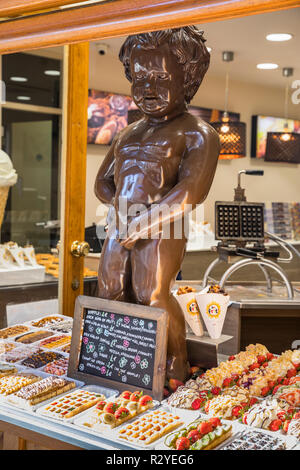 Schokolade gefasst Statue in der Bäckerei mit traditionellen belgischen Waffeln in Brüssel Stockfoto