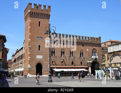 Piazza Trento Trieste in Ferrara - Piazza Del Duomo und der Palazzo Ducale (Ferrara ist eine Stadt in der italienischen Region Emilia-Romagna. Es ist für die Gebäude bekannt durch seinen Herrscher der Renaissance errichtet. Die Familie Este. Dazu gehören das wasserschloss Este Schloss, mit seinen großzügigen privaten Gemächer. Die Familie baute auch der Admiral Palace,) Italien, Italienisch. Stockfoto