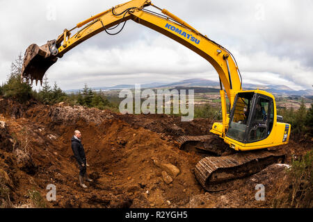 Komatsu Bagger bei der Arbeit in einem Wald Stockfoto