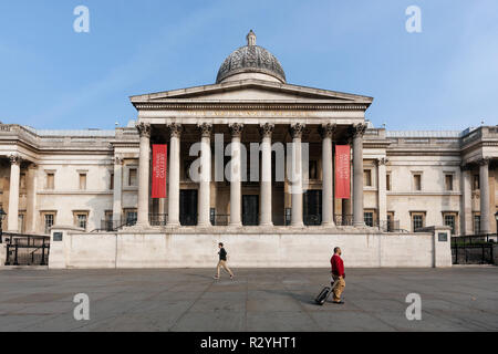 Die National Gallery neoklassischen Gebäude von William Wilkins, Westminster, London, die Fassade des Museums auf dem Trafalgar Square, außen Stockfoto