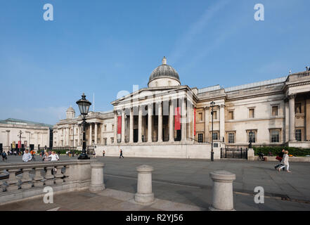 Die National Gallery neoklassizistischen Gebäude in Westminster, London, Außenansicht und Fassade des Museums auf dem Trafalgar Square Stockfoto