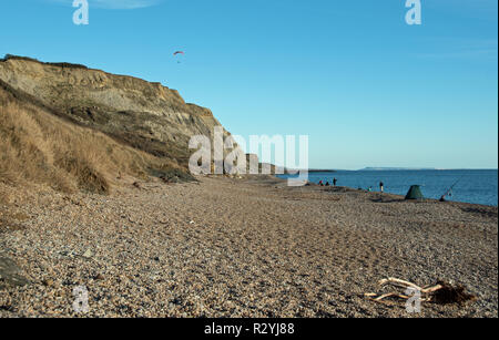 Gleitschirm- und Meer Angler an Eype, Dorset. Stockfoto
