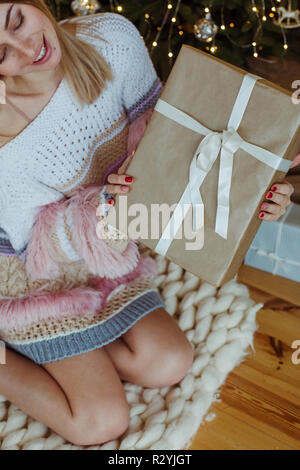 Aufgeregt Frau Eröffnung Weihnachten Geschenk Box zu Hause Stockfoto