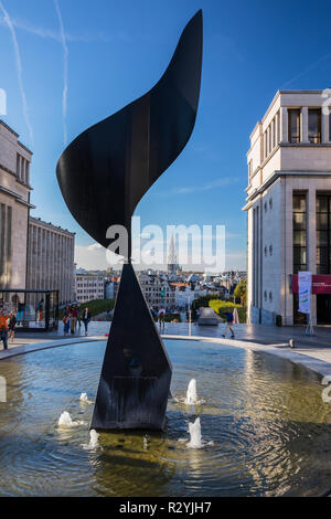 Die wirbelnden Ohr Statue von Alexander Calder, Mont des Arts, Brüssel, Belgien. Turm von La Maison du Roi in der Rückseite Stockfoto