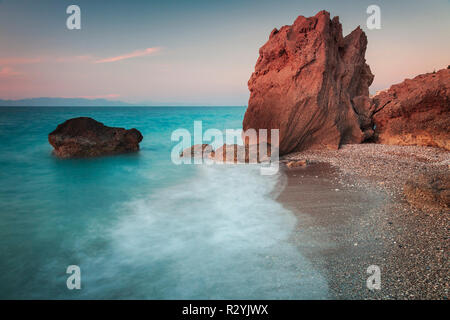 Lange Exposition der Meereslandschaft mit Klippen. Rhodos, Griechenland. Stockfoto