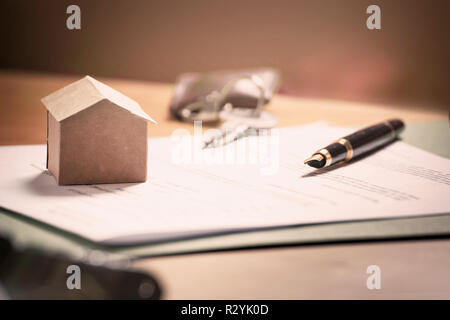 Vertragsunterlagen für zu Hause Hypothek mit einem Stift. Tasten und Symbol für die "Startseite" mit leeren Kopie Platz für Editor's Text. Stockfoto