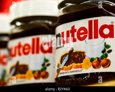 Nutella gesüßt palm Öl ausbreiten, gewürzt mit Haselnuss und Kakao, generisch namens Chocolate spread im Store Stockfoto