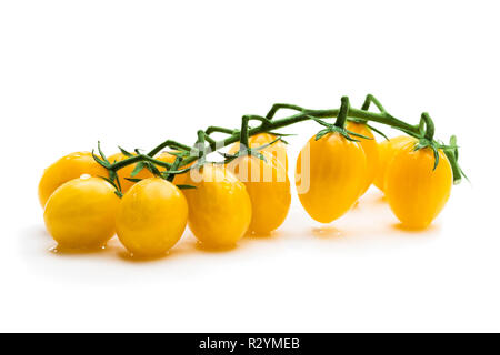 Bündel frische gelbe Kirschtomaten mit Wassertropfen isoliert auf weißem Stockfoto