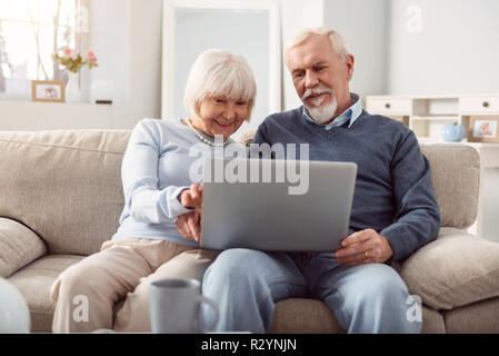 Elegante senior Paar Bilder in den sozialen Medien Stockfoto