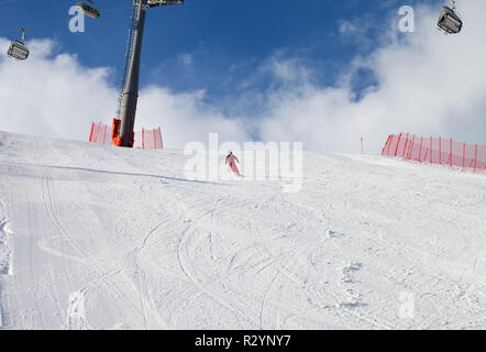 Skier steigen auf verschneiten Skipiste bei Sun winter Tag. Mehr Kaukasus, Shahdagh, Aserbaidschan. Stockfoto