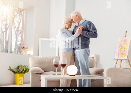 Schöne strahlende Dame glücklich lächelnd zu ihrem Mann Stockfoto