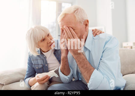 Grauhaariger reifer Mann Gefühl extrem gedrückt Stockfoto