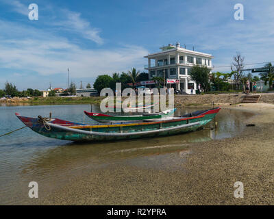 Auf der Suche nach weißen Sandstrand am Meer von Lang Co Fischerdorf im Süden Vietnam Asien mit angelegten Fischerboote und touristische Cafe Stockfoto