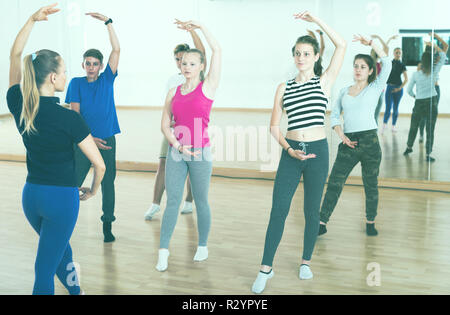 Junge Tänzer versuchen, eine neue Position im Ballsaal Stockfoto