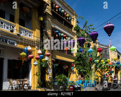 Main Street Hoi An Vietnam Asien beliebten Reiseziel gut besucht - erhaltene antike Stadt durch Schneiden mit Kanälen Straße mit Farbe dekoriert Stockfoto