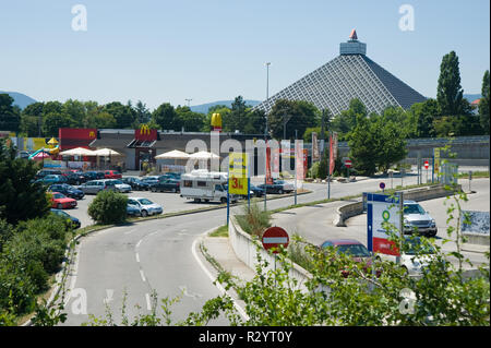 Einkaufsverkehr im Süden von Wien, Shopping City Süd Stockfoto