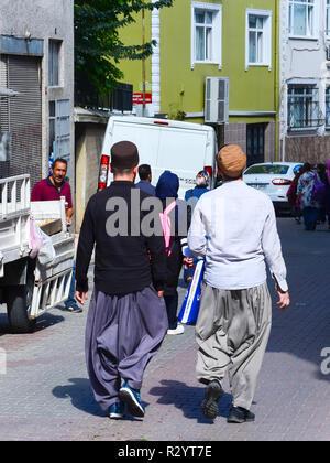 Istanbul, Türkei, 20. September 2018: Zwei muslimische Männer in traditioneller Kleidung einkaufen gehen auf die Straße der alten Stadt Stockfoto
