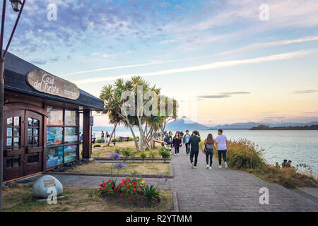 Pier und Vulkan Osorno bei Sonnenuntergang - Puerto Varas, Chile Stockfoto