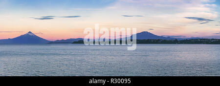 Panoramablick auf den Vulkan Osorno und Cabulco bei Sonnenuntergang - Puerto Varas, Chile Stockfoto