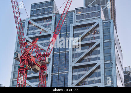 Zwei Turmdrehkrane neben den Reiher, Turm, Bishopsgate, City of London Stockfoto