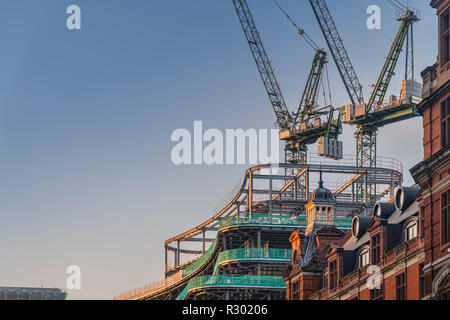 Zwei Turmdrehkrane während der Bau von 100 Liverpool Street, Broadgate, London Stockfoto