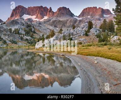 Minarette über Ediza See bei Sonnenaufgang, Sierra Nevada, Ansel Adams Wilderness, Kalifornien, USA, ein Verbund von zwei Bilder Stockfoto