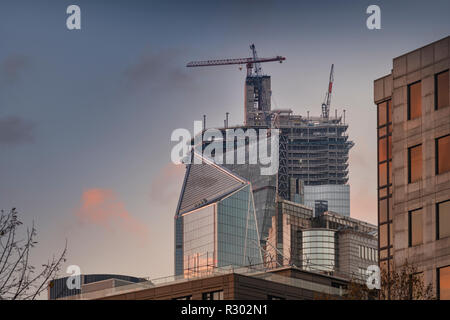 22 Bishopsgate im Bau mit hohen Gebäuden im Bankenviertel von London Stockfoto