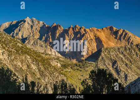 Mount Emerson und Piute Felsen, von den blauen See in Sabrina Becken gesehen, der östlichen Sierra Nevada, John Muir Wilderness, Kalifornien, USA Stockfoto