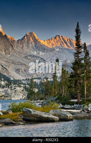 Mount Thompson (links), blaue See in Sabrina Becken, Evolution Region, John Muir Wildnis, östlichen Sierra Nevada, Kalifornien, USA Stockfoto