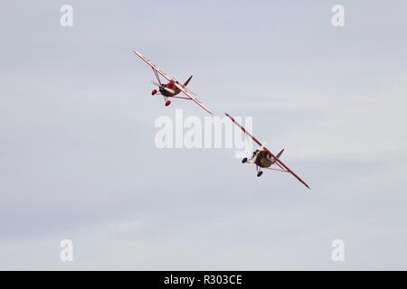 2 Comper Swifts in Old Warden fliegen Stockfoto