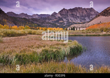 North Lake in Sabrina Becken im Herbst Mt. Lamarck in weiter Ferne Evolution Region, John Muir Wilderness, östliche Sierra Nevada, Kalifornien, USA Stockfoto