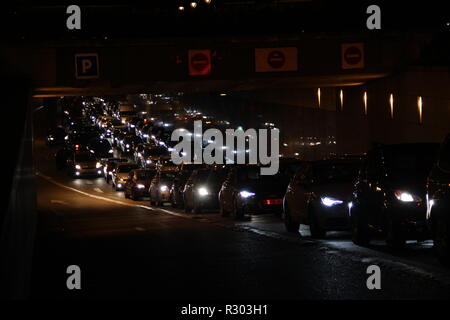 Automobile in den Tunnel in der Nacht in Paris. Stockfoto