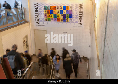 Die 14 St-Eighth Avenue Subway Station in New York wird von Werbung für die Eröffnung des Whitney Museum 'Andy Warhol-From A nach B und wieder zurück' zeigen, am Montag, 12. November 2018 gesehen werden. Die Show ist die erste große Retrospektive des Künstlers, die in den USA seit 1989. Poster von Warhols Bilder und Zitate aus dem Künstler geschmückt die Wände der Station. (© Richard B. Levine) Stockfoto