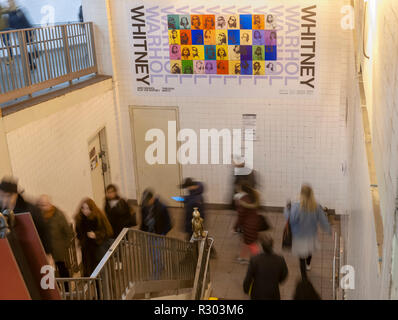 Die 14 St-Eighth Avenue Subway Station in New York wird von Werbung für die Eröffnung des Whitney Museum 'Andy Warhol-From A nach B und wieder zurück' zeigen, am Montag, 12. November 2018 gesehen werden. Die Show ist die erste große Retrospektive des Künstlers, die in den USA seit 1989. Poster von Warhols Bilder und Zitate aus dem Künstler geschmückt die Wände der Station. (© Richard B. Levine) Stockfoto