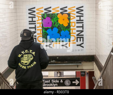 Die 14 St-Eighth Avenue Subway Station in New York wird von Werbung für die Eröffnung des Whitney Museum 'Andy Warhol-From A nach B und wieder zurück' zeigen, am Montag, 12. November 2018 gesehen werden. Die Show ist die erste große Retrospektive des Künstlers, die in den USA seit 1989. Poster von Warhols Bilder und Zitate aus dem Künstler geschmückt die Wände der Station. (© Richard B. Levine) Stockfoto