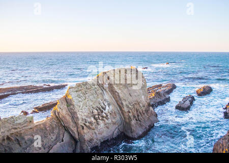 Wellen zwischen den schroffen Felsen des südlichen Oregon Küste bei Sunset Bay State Park, Coos Bay. Stockfoto