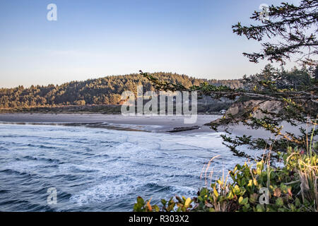 Wellen zwischen den schroffen Felsen des südlichen Oregon Küste bei Sunset Bay State Park, Coos Bay. Stockfoto