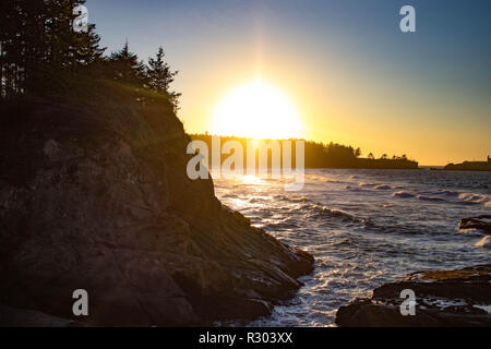 Wellen zwischen den schroffen Felsen des südlichen Oregon Küste bei Sunset Bay State Park, Coos Bay. Stockfoto