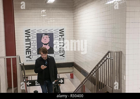 Die 14 St-Eighth Avenue Subway Station in New York wird von Werbung für die Eröffnung des Whitney Museum 'Andy Warhol-From A nach B und wieder zurück' zeigen, am Montag, 12. November 2018 gesehen werden. Die Show ist die erste große Retrospektive des Künstlers, die in den USA seit 1989. Poster von Warhols Bilder und Zitate aus dem Künstler geschmückt die Wände der Station. (© Richard B. Levine) Stockfoto