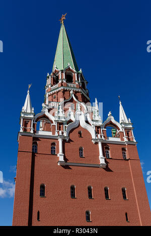 Die 1499 Troitskaya Tower, oder Trinity Tower, an der nordöstlichen Wand des Kreml, Roter Platz, Moskau, Russland. Stockfoto