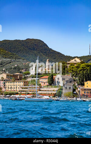 Santa Margherita, Cinque Terre, Ligurien, Italien - 11 August 2018 - Blick auf das Dorf aus dem Meer Stockfoto