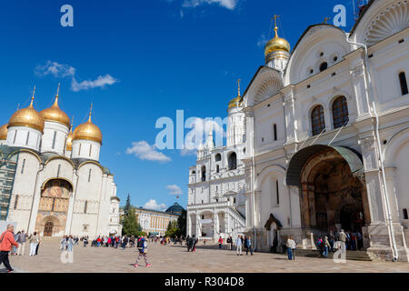 Cathedral Square im Kreml, Moskau, Russland. Annahme der Kathedrale auf der linken Seite, Glockenturm "Iwan der Große center, Erzengel Kathedrale des Rechts. Stockfoto