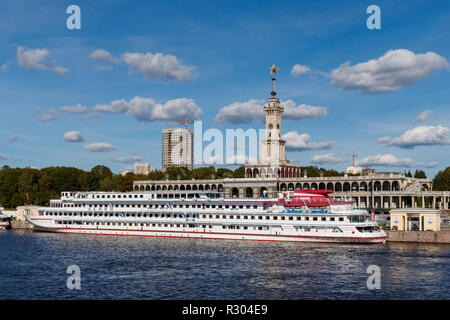 Flusskreuzfahrtschiffe auf der North River Terminal festmacher Docks auf dem Moskauer Canal, Moskau, Russland. Stockfoto