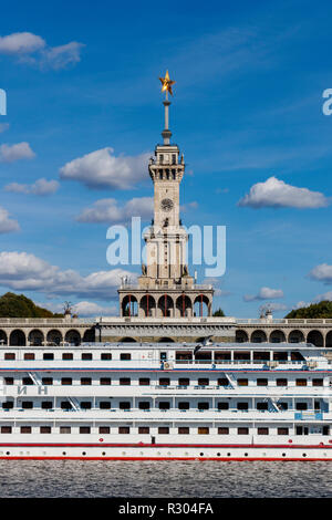 Flusskreuzfahrtschiffe auf der North River Terminal festmacher Docks auf dem Moskauer Canal, Moskau, Russland. Stockfoto