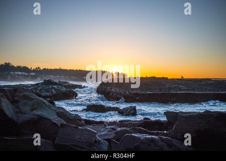 Sunset Bay State Park lebt bis zu seinem Namen wie die untergehende Sonne wirft einen sanften Lichtschein über Ebbe. Stockfoto