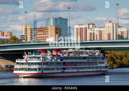 Die 1978 Felix Dserschinski Kreuzfahrtschiff auf dem Moskauer Kanal im Zentrum von Moskau, wie es unter einer Straße Brücke Rubrik nach St. Petersburg, Russland. Stockfoto