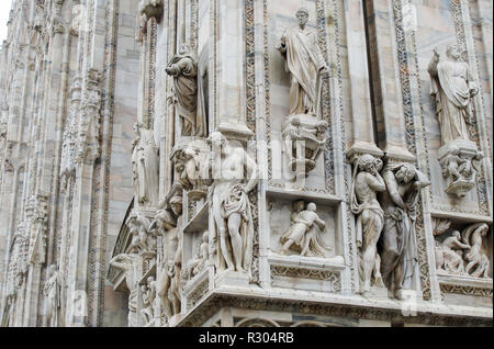 Italien, Mailand - November 12, 2018: schöne architektonische Details, Reliefs und Skulpturen auf den Mailänder Dom (Duomo di Milano) Stockfoto